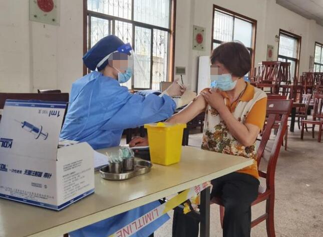 上海青浦區(qū)老年群體新冠疫苗接種使用身份證掃碼墩